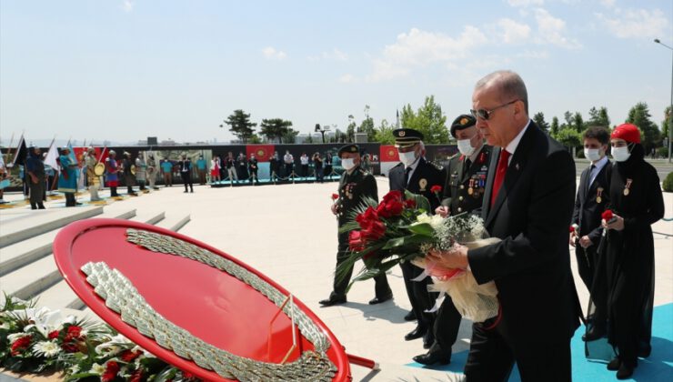 Erdoğan, 15 Temmuz Şehitler Abidesi’ne çiçek bıraktı