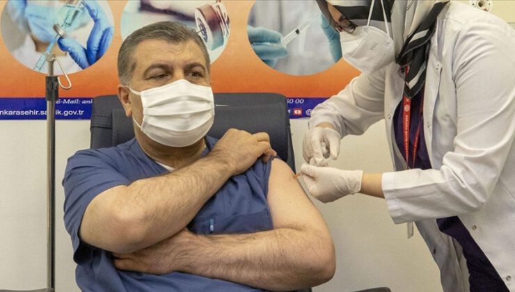 İlk CoronaVac aşısı Sağlık Bakanı Koca’ya yapıldı