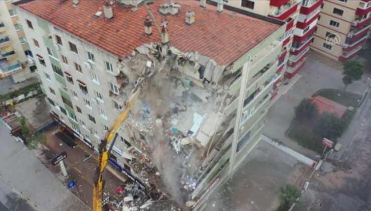 İzmir’de ağır hasarlı bina çöktü