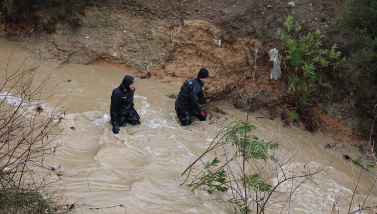 İzmir’de sel sularına kapılan araçtaki 5 kişiden ikisi kayboldu