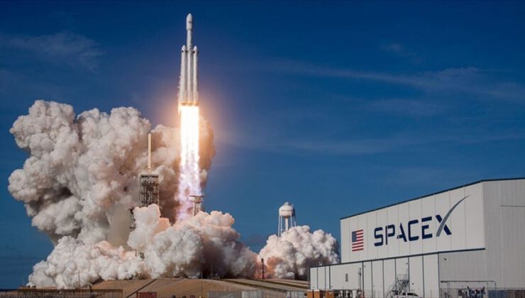 SpaceX’in ilk insanlı uzay mekiği denemesi başarıyla gerçekleşti