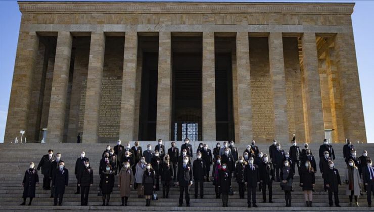 Milli Eğitim Bakanı Selçuk, 81 ilden gelen öğretmenlerle Anıtkabir’i ziyaret etti