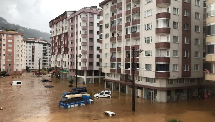 Şiddetli yağış Rize’de hayatı felç etti